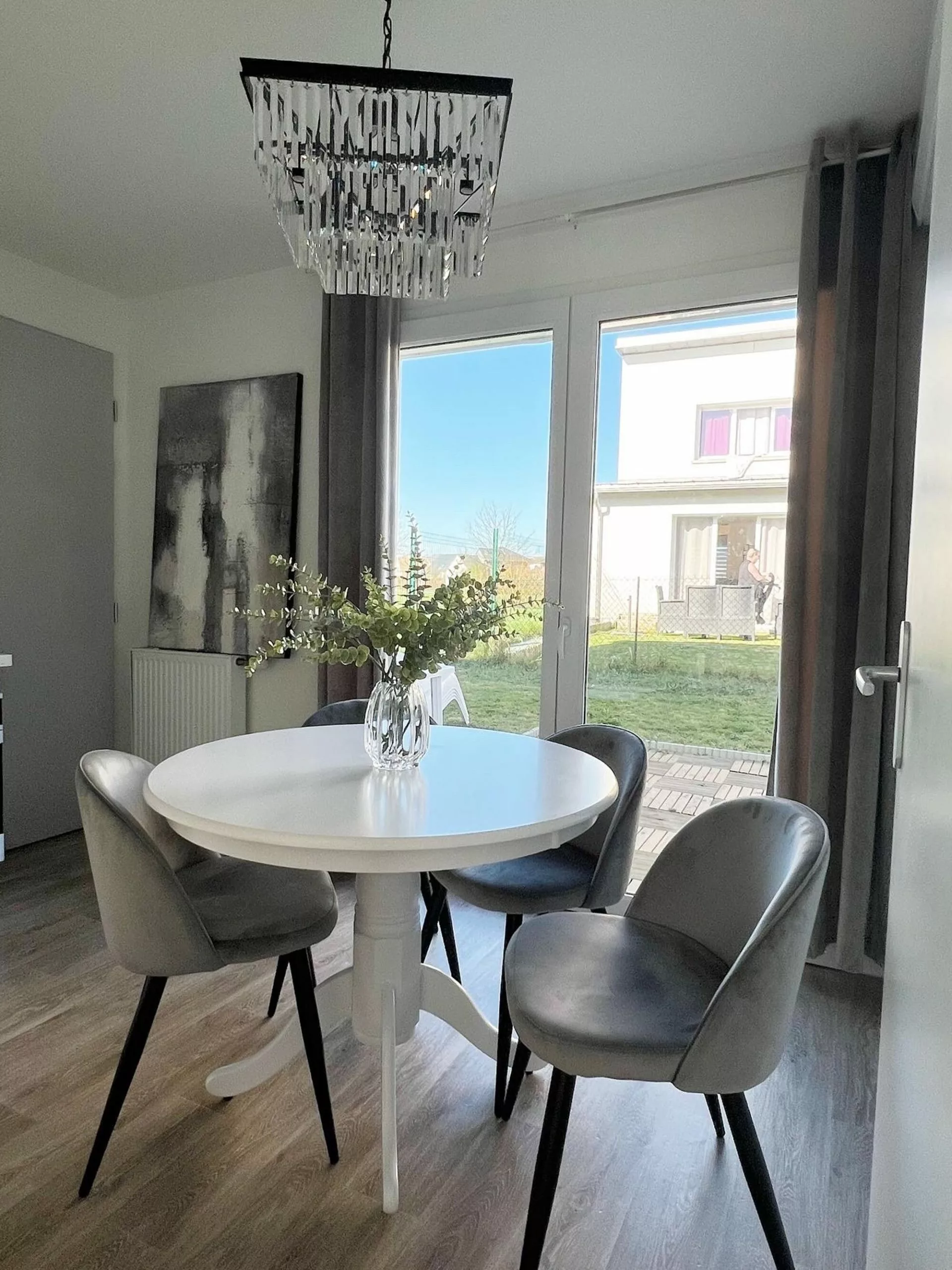 Beliani Ruokapöytä Valkoinen ⌀ 100 Cm AKRON 5 Beliani Ruokapöytä Valkoinen ⌀ 100 Cm AKRON - Image 3