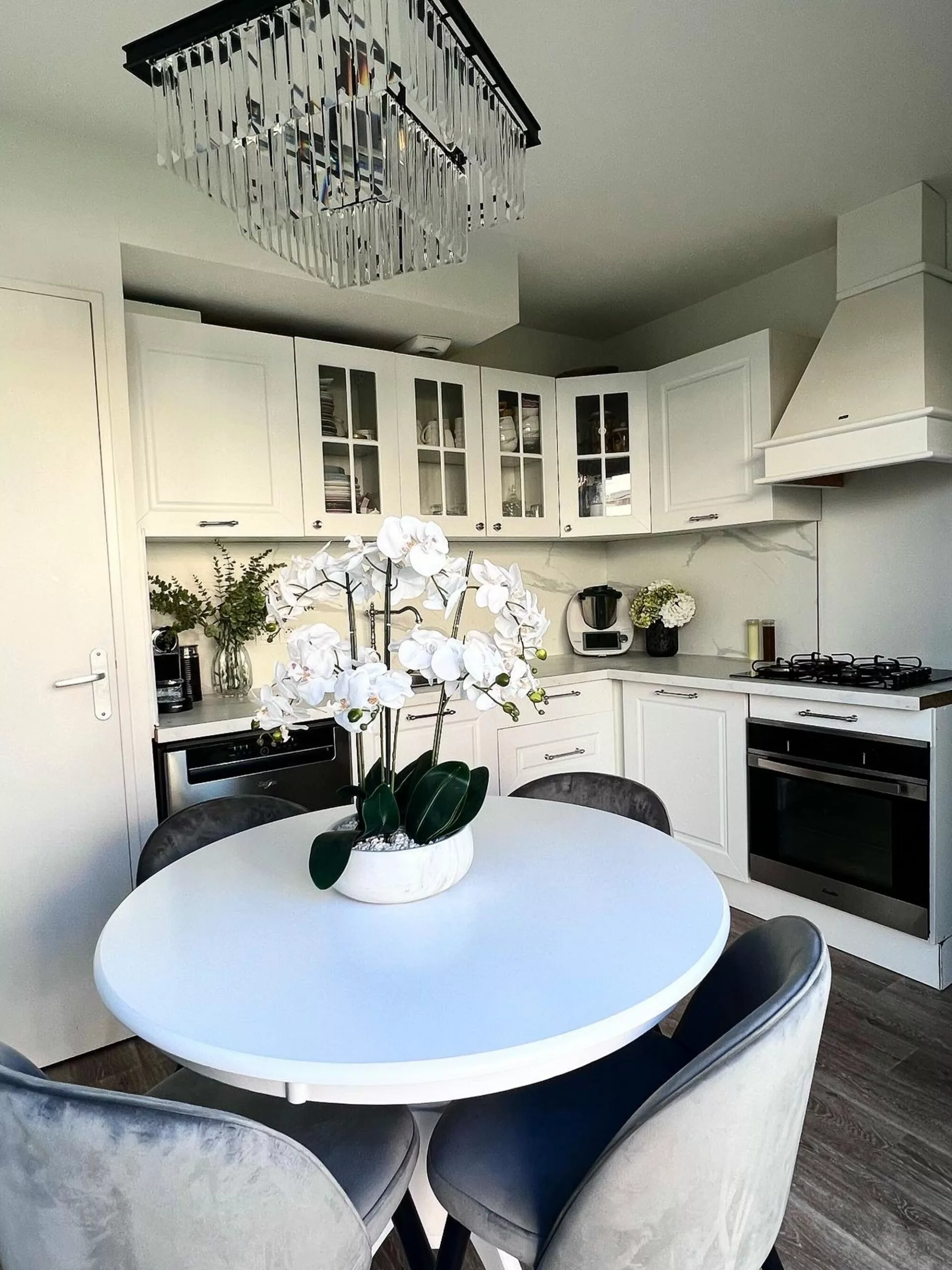 Beliani Ruokapöytä Valkoinen ⌀ 100 Cm AKRON 6 Beliani Ruokapöytä Valkoinen ⌀ 100 Cm AKRON - Image 4